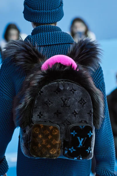 Look 99